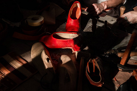 红皮鞋真皮鞋匠缝制皮鞋匠是修鞋的图片