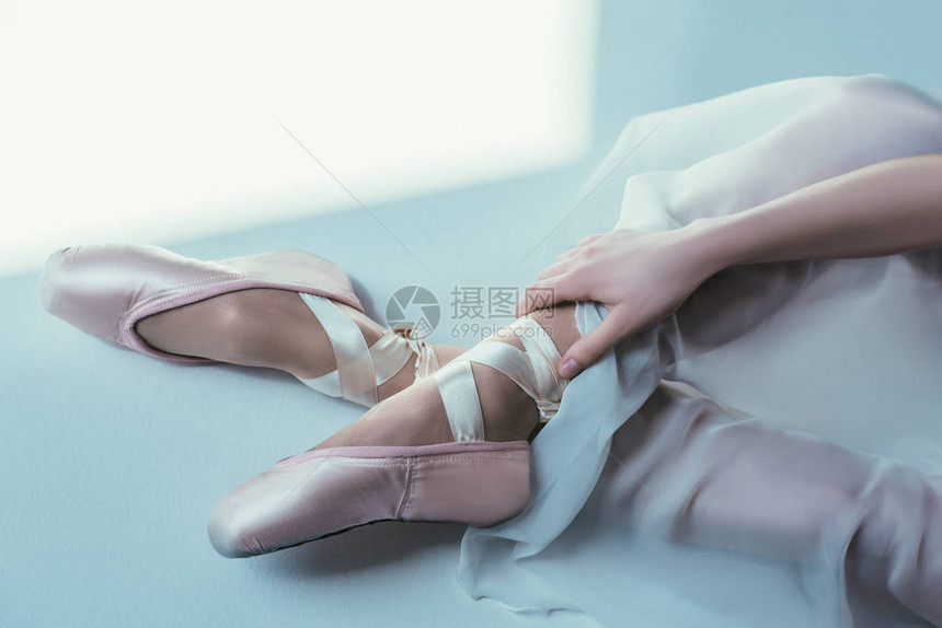 白色礼服和芭蕾舞鞋中的优图片