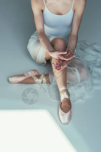 穿着白色礼服和芭蕾舞鞋的图片