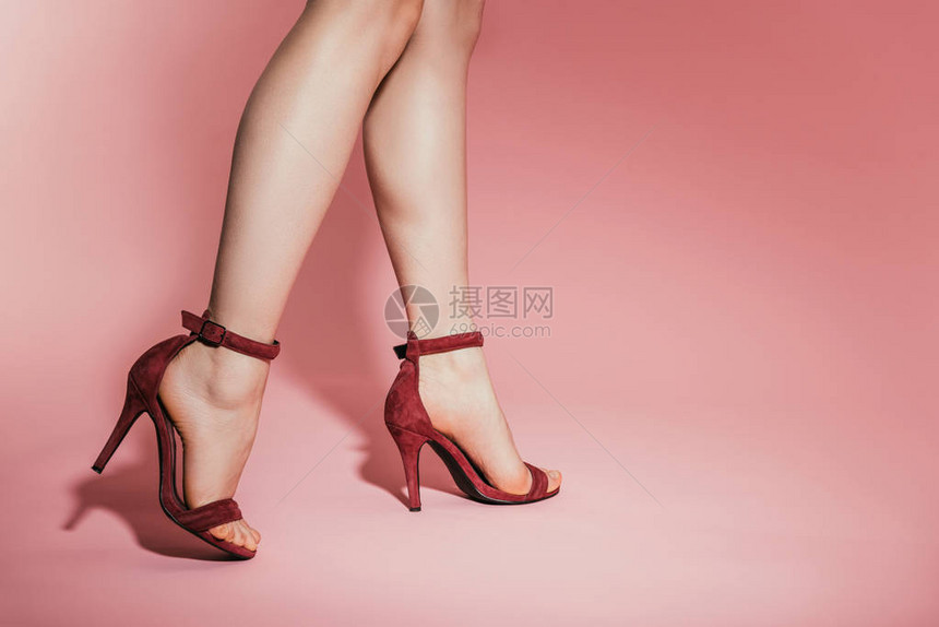 粉红色的时髦高脚鞋底凉鞋中女腿图片
