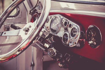 旧复古老式汽车或带方向盘和仪表板的汽车的内部由复古或复古图片