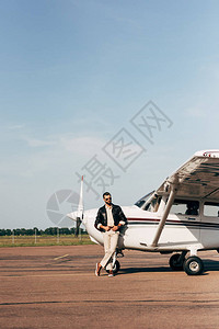穿皮夹克和太阳镜的时装男飞行员图片