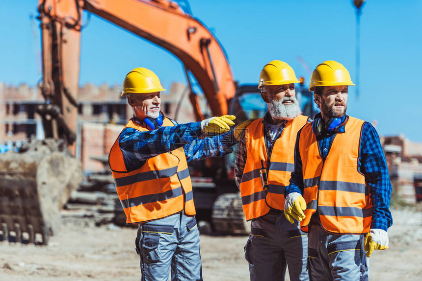 Foreman用手指着建筑工地的建图片