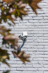 灰砖墙上一台安保摄像头图片