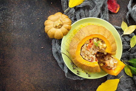 烤南瓜塞满了土耳其番茄洋葱和奶酪感恩节的食物概念顶端视图图片