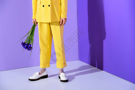 黄西装有虹膜花潮流紫外线背景的背景图片