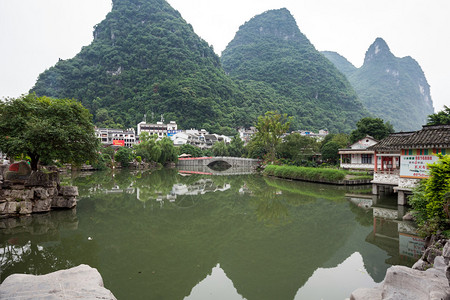 湖中静谧的湖水映照出公园建筑和远处的山丘图片