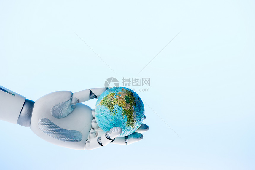 机器人手握地球模型在蓝地日图片