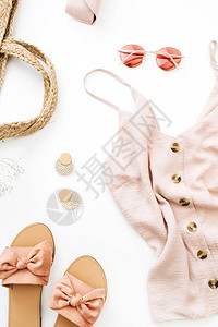 粉红夏天女人的衣服和饰品都放在白色背景上图片