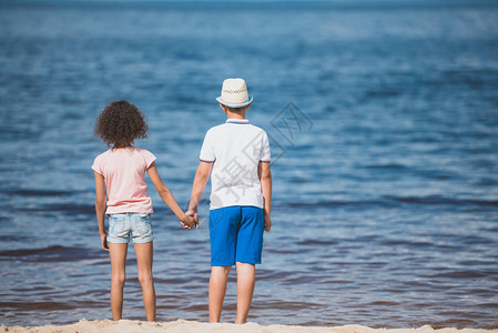 在海边站着时手牵的小女孩图片