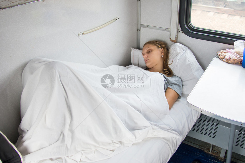 女孩睡在二等火车厢底架图片