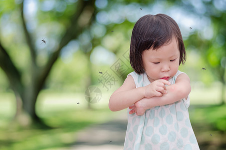 亚洲小女孩因蚊虫叮咬过敏背景图片