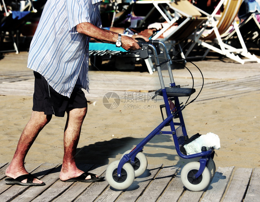 夏天和沃克一起在海滩图片