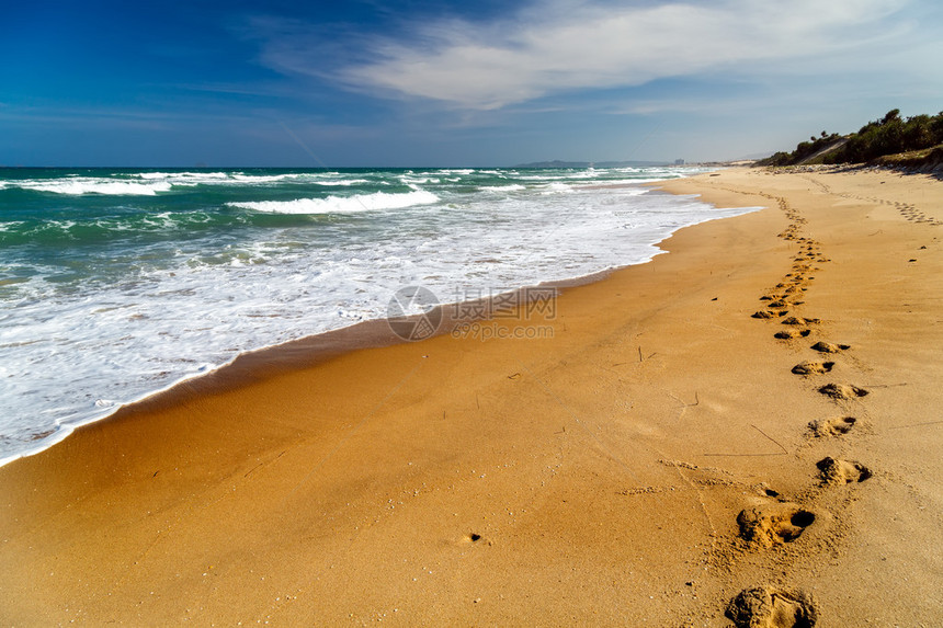 沙滩上的脚印沙丘里的长路图片