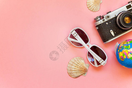 粉红色彩糊涂贴画现代时装背景的古老胶片摄影相机太阳镜和贝壳平铺地图片