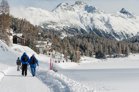 冬季在瑞士埃姆加丁山谷的圣莫里泽西河高清图片