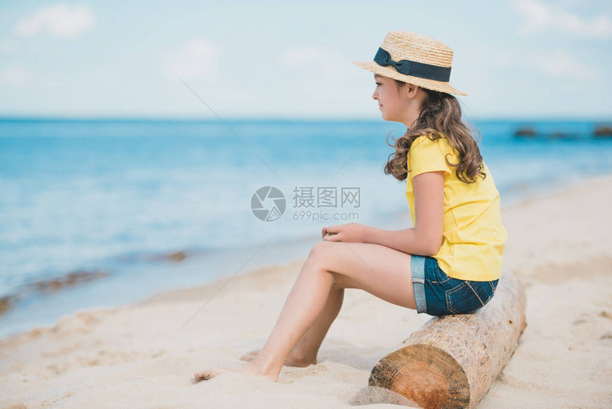 海边度假的小孩图片