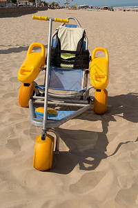 沙滩上的玩具脚踏车图片