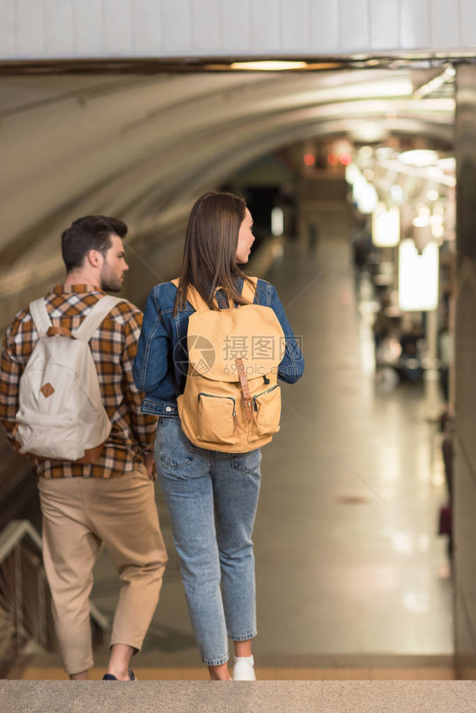 地铁站背包的几名时髦旅行图片