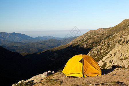 在山上露营和帐篷图片