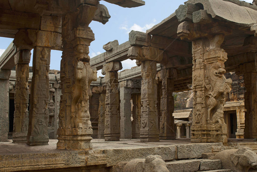 印度卡纳塔克邦亨比市AchyutaRaya寺的mahamandapa入口处的雕刻柱子圣心中从东北方向看柱子现货狮子面对猖獗的Ya图片
