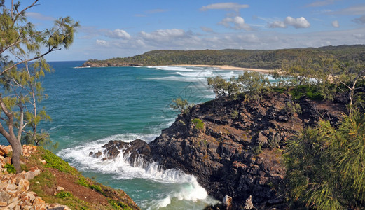 在澳大利亚昆士兰州诺萨公园的冲浪海滩岩石图片