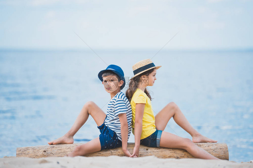 沙滩上玩耍的小朋友图片