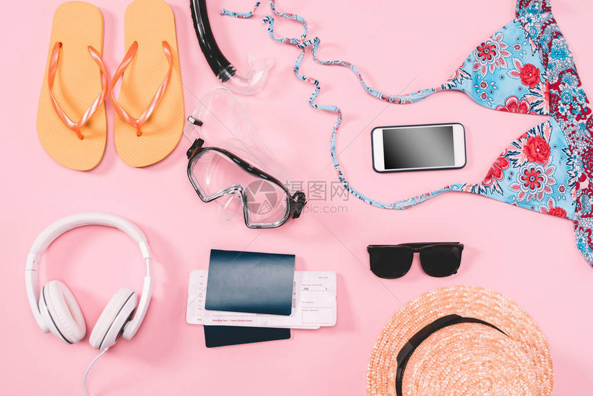 在粉红色背景上配有装置和潜水设备的妇女临时服饰组别暑假概念ACN9WGIII图片