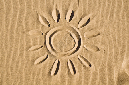 太阳在沙子中画出图片