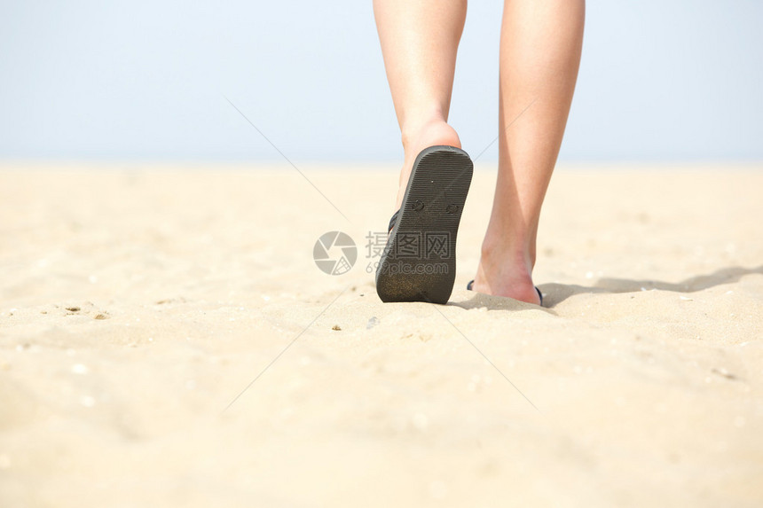 在沙滩上的沙滩上行走图片