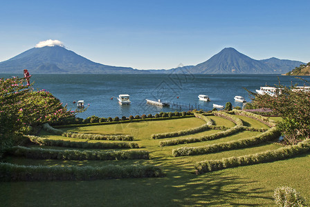 危地马拉阿提特兰湖背景为托利曼火山和图片