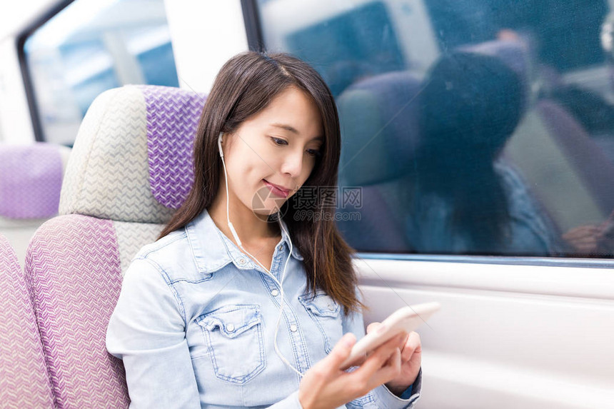 乘坐特快列车用手机图片