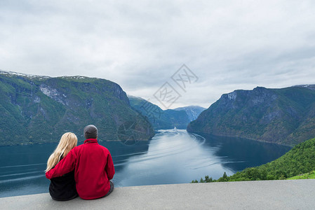 Aurlandsfjord的全景旅游夫妇享受着美丽的峡图片