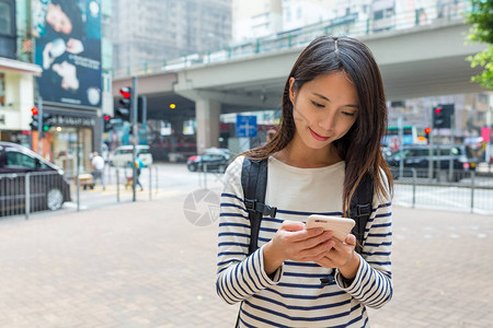 香港城市看手机的女人图片