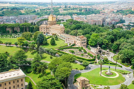 从意大利梵蒂冈市圣彼得教皇巴西利卡的屋顶对梵蒂冈的建筑物和花园图片