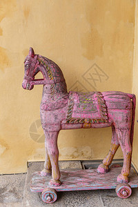 粉红色木马的近景图片