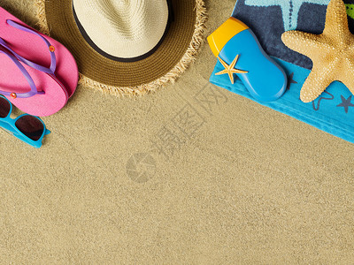 带毛巾太阳墨镜帽子和防晒霜的海滩背景图片