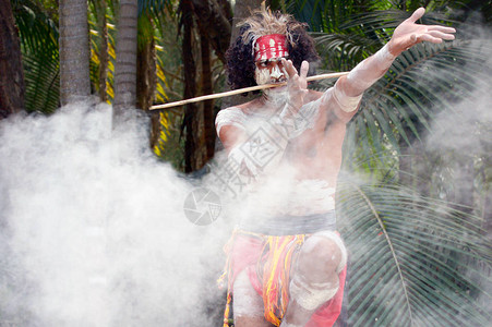 澳大利亚昆士兰州土著文化表演期间的尤加姆贝图片