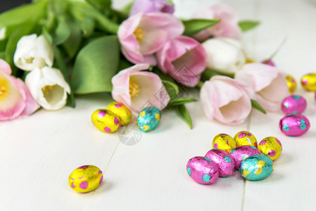 复活节巧克力蛋与背景图片