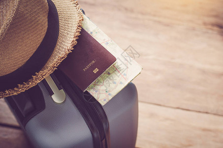 准备旅行的护照和行李箱背景图片