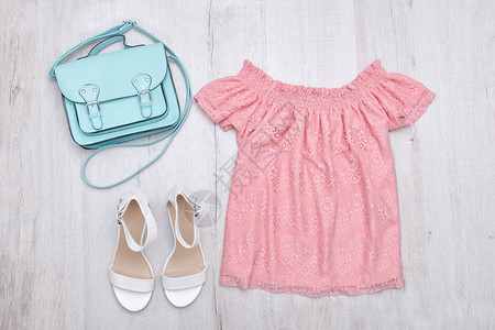 粉色上衣白鞋和手提包时尚概图片