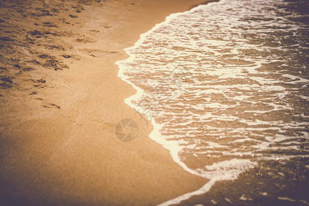 海浪在沙滩上翻滚的复古色调照片图片