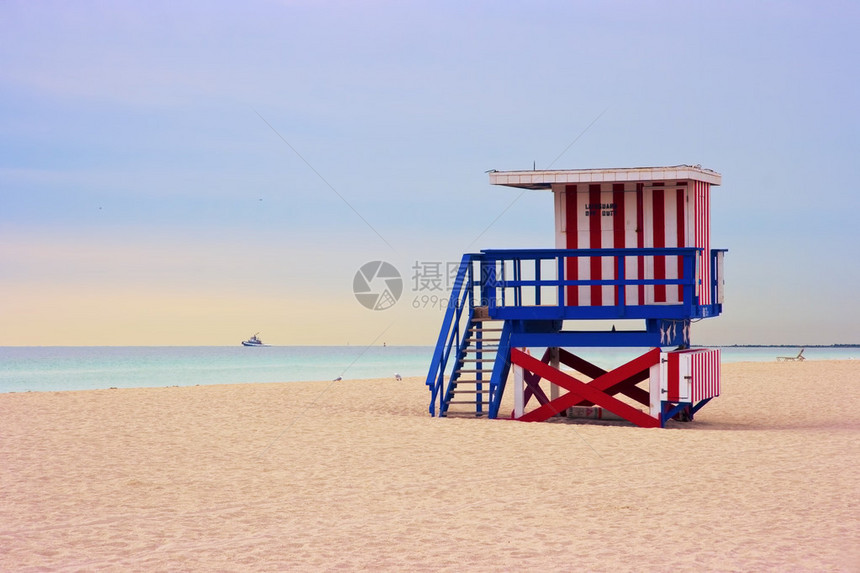 美国佛罗里达州迈阿密海滩空沙滩上的生命保图片