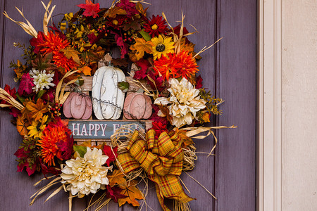 秋季花圈装饰前木门背景图片