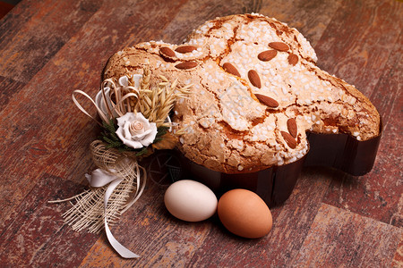 意大利传统的复活节复活节鸽和鸡蛋甜点图片