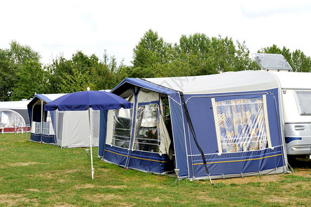 帐篷和野营地的一辆大篷车图片