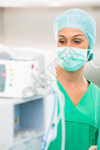外科医生在无菌手术室或手术室检查紧急情况下心脏图片