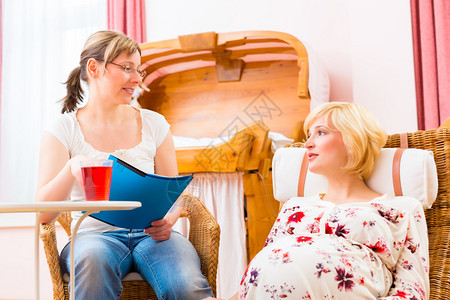 助产士在实践中咨询孕妇怀孕和生育图片