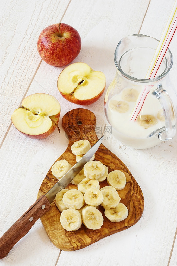 用于烹饪溜冰刀子和切割橄榄木板的奶罐香蕉和图片