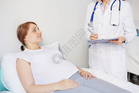 年轻怀孕病人躺在医院床上图片